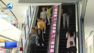 【新闻直通车】小菜“堆高高”   食客挑战欢乐多