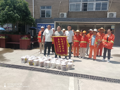 铁山城维公司携手爱心企业 五一暖心午餐致敬环卫工人