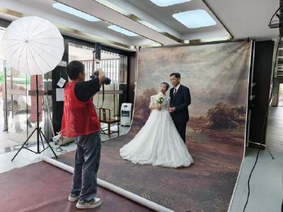 西花苑社区 ：银龄夫妻圆婚纱梦 定格岁月爱情故事