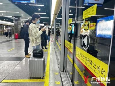 地铁门关闭瞬间她突然伸手！切记“冲门”如同“玩命”