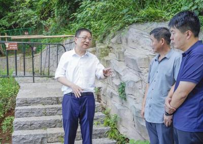 抓实抓细防汛抗旱各项工作 扛牢护林治水管田政治责任
