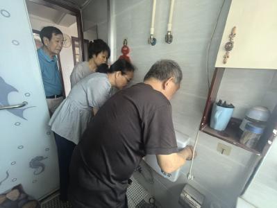  牧羊湖小区业委会"幸福管家"暖心帮扶 独居老人家中水管故障及时解决