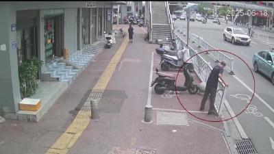【新闻直通车】街头老人突然头晕 高考后的他们果断出手