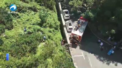 【新闻直通车】八旬爹爹种菜滑倒山坡  消防员安全救出