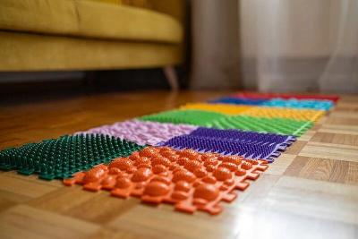 踩趾压板导致脚底溅血 当心盲目锻炼反伤身！