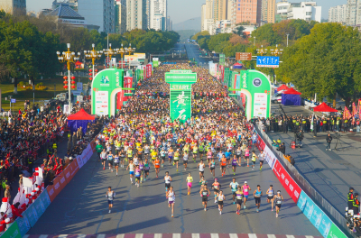 刚刚，黄马鸣枪开跑！万人奔跑黄金赛道→
