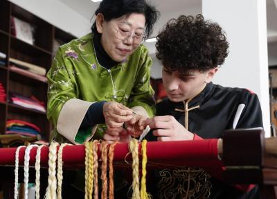 非遗不设界！外国留学生的东方婚书里藏着大冶刺绣的丝路奇缘