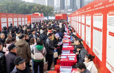 15年紧绷的嘴角，终于笑了！黄石这波 “家门口就业” 太暖太硬核！