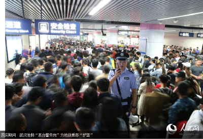 国庆期间 武汉独特“高台警务岗”为地铁乘客“护驾”