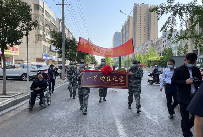 一人立功全家光荣 黄冈市向一等功臣郑子谦家庭送立功喜报