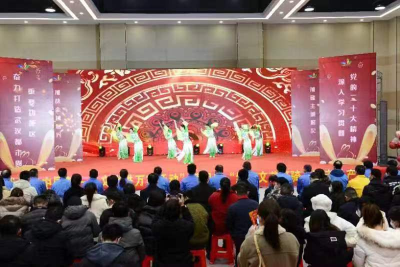  “红色文艺轻骑兵”将冬日暖流送进园区
