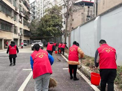黄冈市生态环境局组织志愿者到红卫社区开展环境卫生大扫除