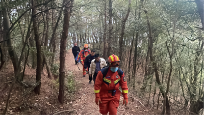 女子踏青摔伤被困深山 黄冈消防历经7小时成功救援