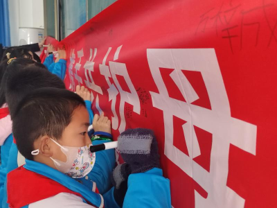 黄冈：送法上街进校  护水你我同行