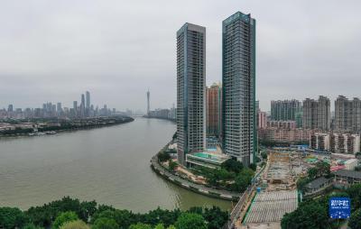 广州地铁10号线滨江东路站封顶 