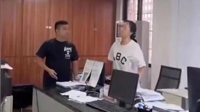 “霸占电脑拒给群众办证”当事人被停职，其领导被免职