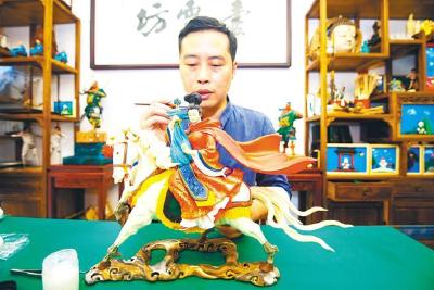 新匠人接棒老手艺 非遗从“活起来” 到“潮起来”