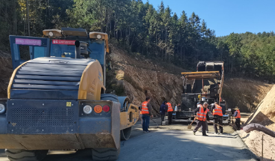 绝壁开天路！英山一旅游公路建设正酣…