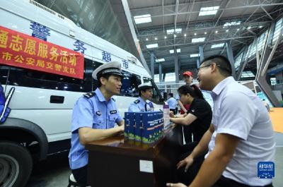 广西柳州：“警务超市”暖民心