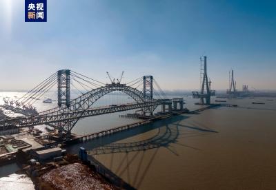 主跨388米！世界最大跨度公铁两用钢桁拱桥合龙