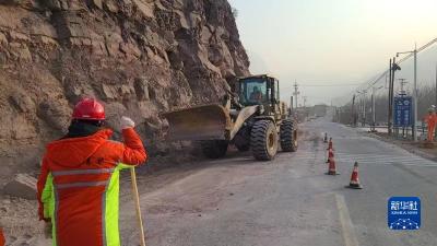 青海海东：抢修公路