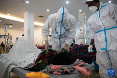 中国医生为赞比亚霍乱患者提供医疗服务 