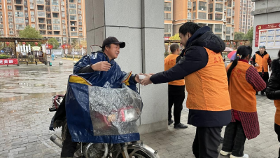 黄州六福湾社区举办腊八节送粥活动
