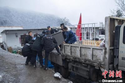 云南镇雄投入100余名警力助力受灾群众搬离临时安置点