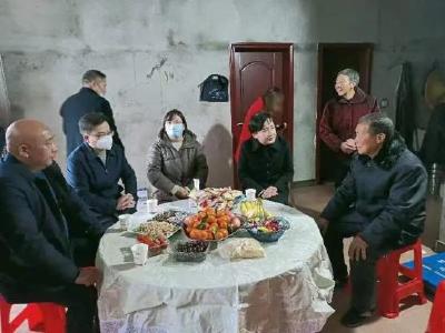 县委书记郝爱芳赴县妇联驻点村凤山镇二郎庙村慰问黄冈市道德模范杨明成