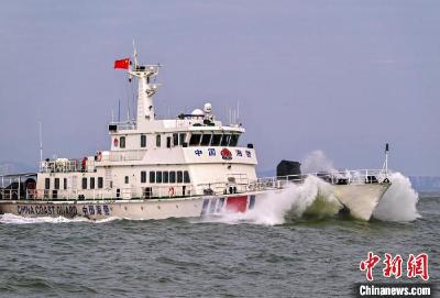 （新春走基层）福建漳州海警海上迎新春 情暖渔民心