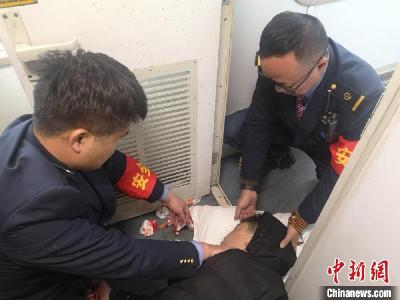 福暖中国丨旅客归途三次发病 铁路工作人员一路救护