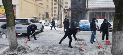 以雪为令！市水利和湖泊局党员干部齐上阵扫雪除冰保畅通