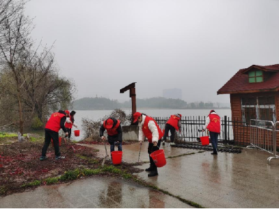 市生态环境志愿服务队巡湖志愿服务活动