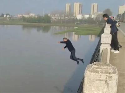 湖北63岁爹爹这一跳，太勇了！