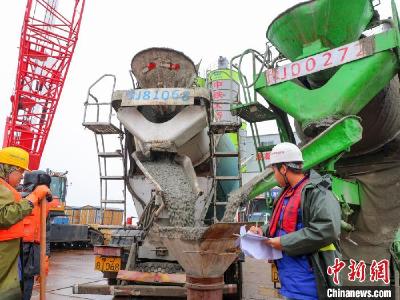 杭州湾跨海铁路桥中航道桥主塔墩首桩成功灌注
