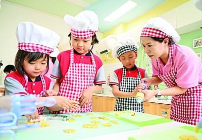 徐州一幼儿园视频走红网络 如何看待劳动教育延伸到幼儿园阶段？