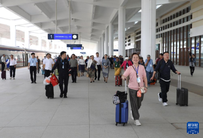 “多彩贵州号”旅游列车游客抵达老挝