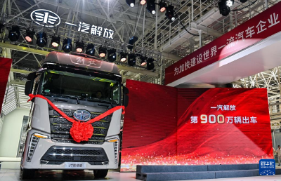 我国自主研发的第900万辆解放牌卡车出车