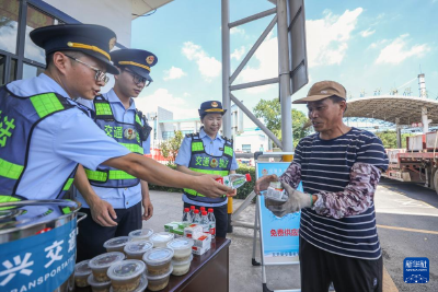 浙江长兴：交通运输部门开展夏季“送清凉”活动 