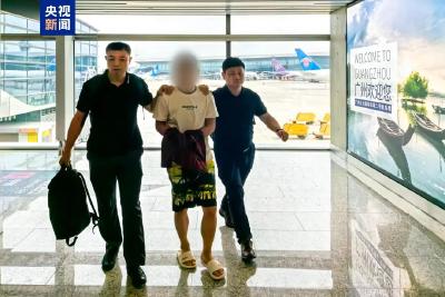 一名跨国拐卖妇女嫌犯，被押解回国！
