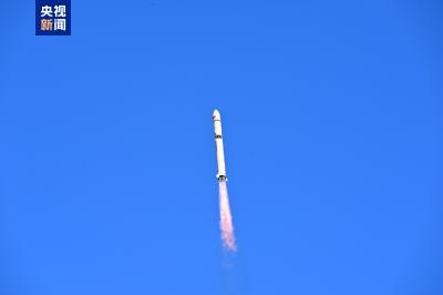 我国成功发射首颗可重复使用返回式技术试验卫星