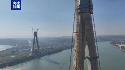 广西横钦高速公路郁江特大桥北岸主塔封顶