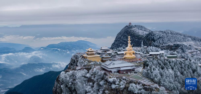 峨眉山初雪 