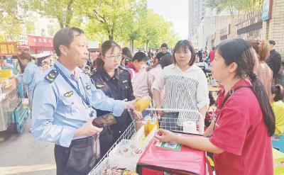 红安县市场监管局守护校园周边食品安全