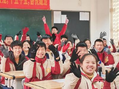 小手套，校友情！这个冬至有点“暖”