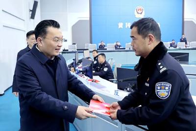 李军杰检查春节假期应急值班值守并看望一线干部职工