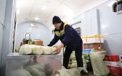 新春走基层｜草原铁路的“外卖骑手”