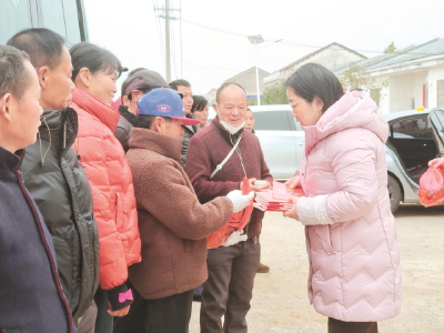 团风为返岗农民工送服务
