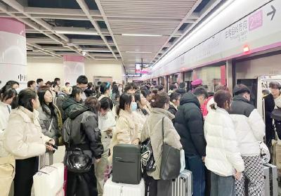 武汉多条地铁化身“返校专列”