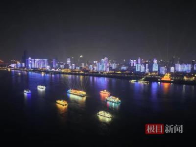 跟着春晚游武汉 两江游览船队成就纵向船阵奇观